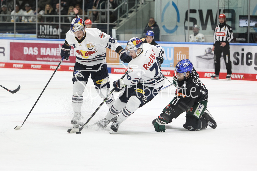 Augsburger Panther - EHC RB München | Patrick HAGER (RBM #52) und Maximilian DAUBNER (RBM #70) im Duell mit Mick KOEHLER (AEV #11) / Zweikampf