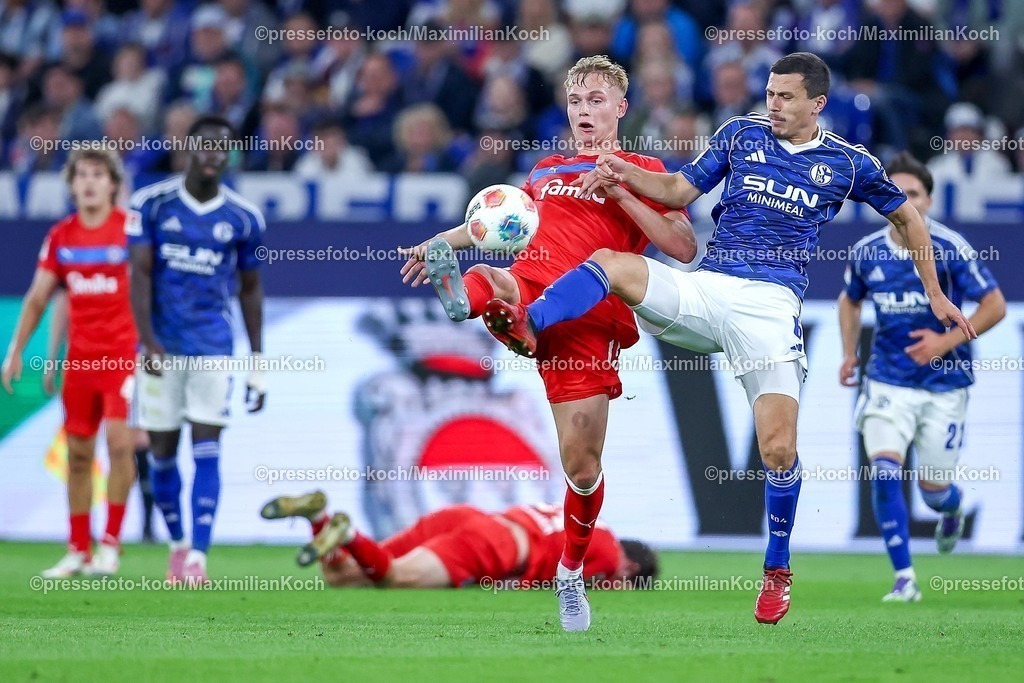 S0413092501104 | 13.09.2025, Fußball, FC Schalke 04 - Holstein Kiel, 5.Spieltag, 2. Fußball Bundesliga, Veltins-Arena Gelsenkirchen, Saison 2025 2026: Kasper Davidsen (Holstein Kiel #15) im Zweikampf gegen  Ron Schallenberg (Schalke04 #06) DFB regulations prohibit any use of photographs as image sequences and or quasi-video.