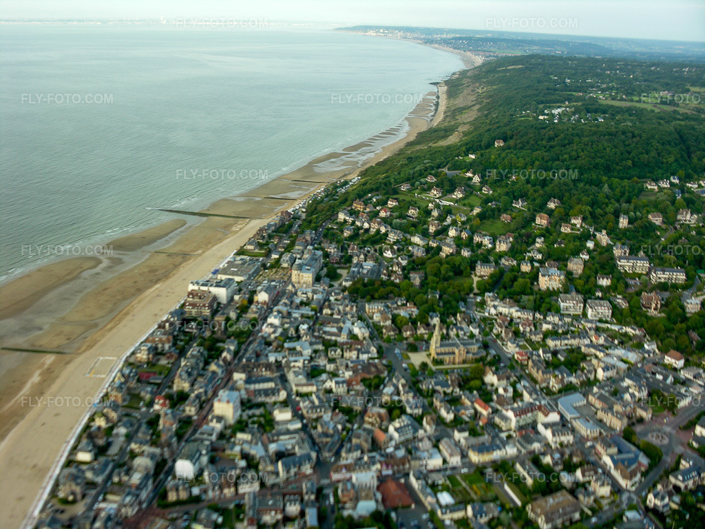 Aerial view: Dives-sur-Mer in Houlgate in the state Calvados, France. – Photo: DSCN0539.jpg taken on 08/04/2005 by Werner Riehm/FLY-FOTO.com – Resolution of the original: 3264 x 2448 px