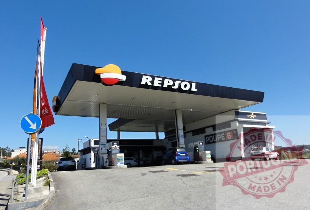 Repsol gas station building and sign in Portugal | Commercial building of a modern Repsol gas station under a clear blue sky - Realisiert mit Pictrs.com