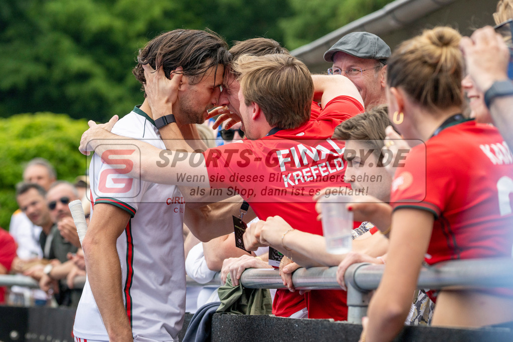Final4_20250601-1545-Z09_4880 | Krefeld, Deutschland, 01.06.2025:  Feldhockey Final4 2025 – „Deutsche Feldhockey-Meisterschaften 2025“ Crefelder HTC - Rot-Weiss Köln (Finale Herren) im Gerd-Wellen-Hockeyanlage am 01.06.2025 in Krefeld, Deutschland. (Foto von Kramhöller/Fehrmann/Kaste)Krefeld, Germany, 01.06.2025: Feldhockey Final4 2025 – „Deutsche Feldhockey-Meisterschaften 2025“ Harvestehuder HTC - Düsseldorfer HC (Finale Damen) in Gerd-Wellen-Hockeyanlage at 01.06.2025 in Krefeld, Deutschland. (Foto from Kramhöller/Fehrmann/Kaste)