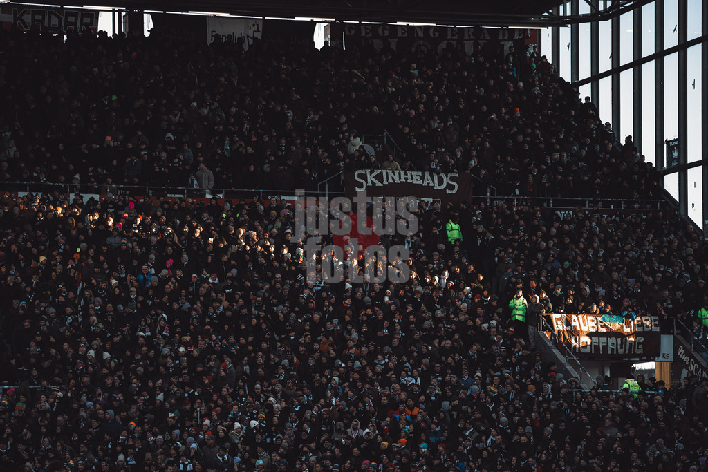 Fußball | Männer | Saison 2024/2025  | Fußball-Bundesliga | 16. Spieltag | FC St. Pauli vs. Eintracht Frankfurt | 11.01.2025 | Ein Lichtstrahl fällt auf das Transparent Glaube Liebe Hoffnung Ukraine