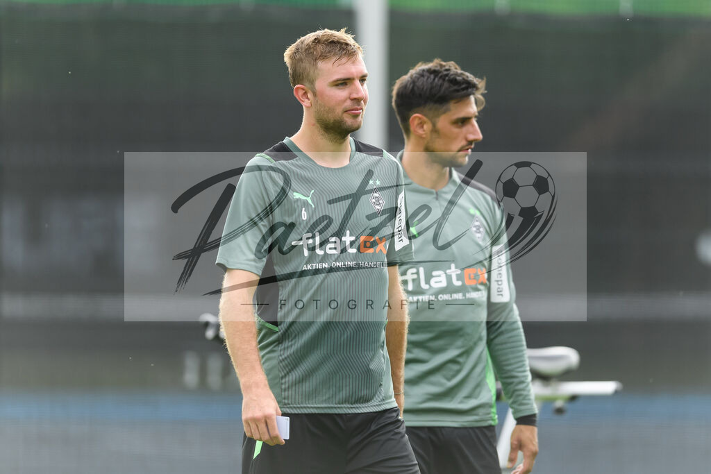 TRABMG20210719_141 | Fussball, Herren: Christoph Kramer (Borussia Moenchengladbach) schaut beim Training von Borussia Moenchengladbach waehrend des Trainingslagers auf dem Trainingsplatz am Hotel Klosterpforte am 19.07.2021 in Harsewinkel, Deutschland. - Realisiert mit Pictrs.com