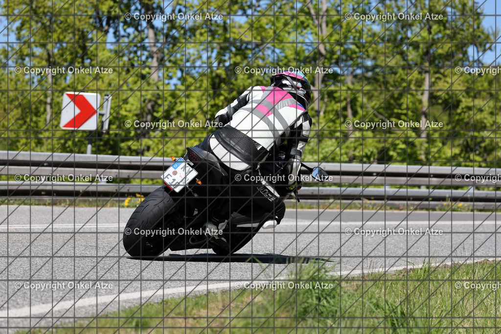 IMG_9897 | Fotograf am Kyffhäuser. Onkel Atze. Kyffhäuser Rennstrecke. Café36. Motorsportfotografie. - Realisiert mit Pictrs.com
