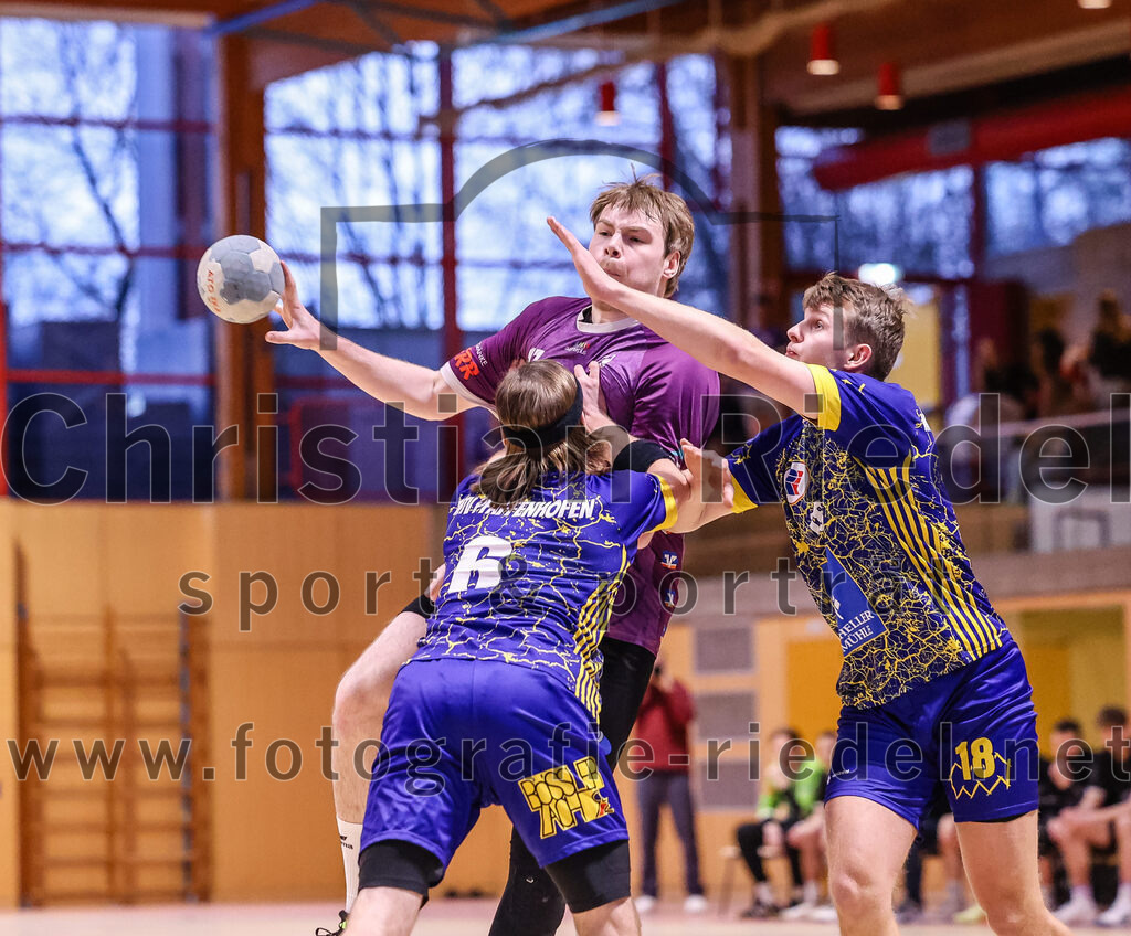 2024-12-14_030_SpVgg_Altenerding_gegen_MTV_Pfaffenhofen | Erding, Deutschland, 14.12.2024:Handball, Bezirksoberliga Männer 2024 / 2025, 10. Spieltag, SpVgg Altenerding gegen MTV Pfaffenhofen, Endergebnis: 32:30Sebastian Aigner (MTV Pfaffenhofen, #6), Niklas Fleps (SpVgg Altenerding, #17), Florian Ostler (MTV Pfaffenhofen, #18)Foto: Christian Riedel / fotografie-riedel.net