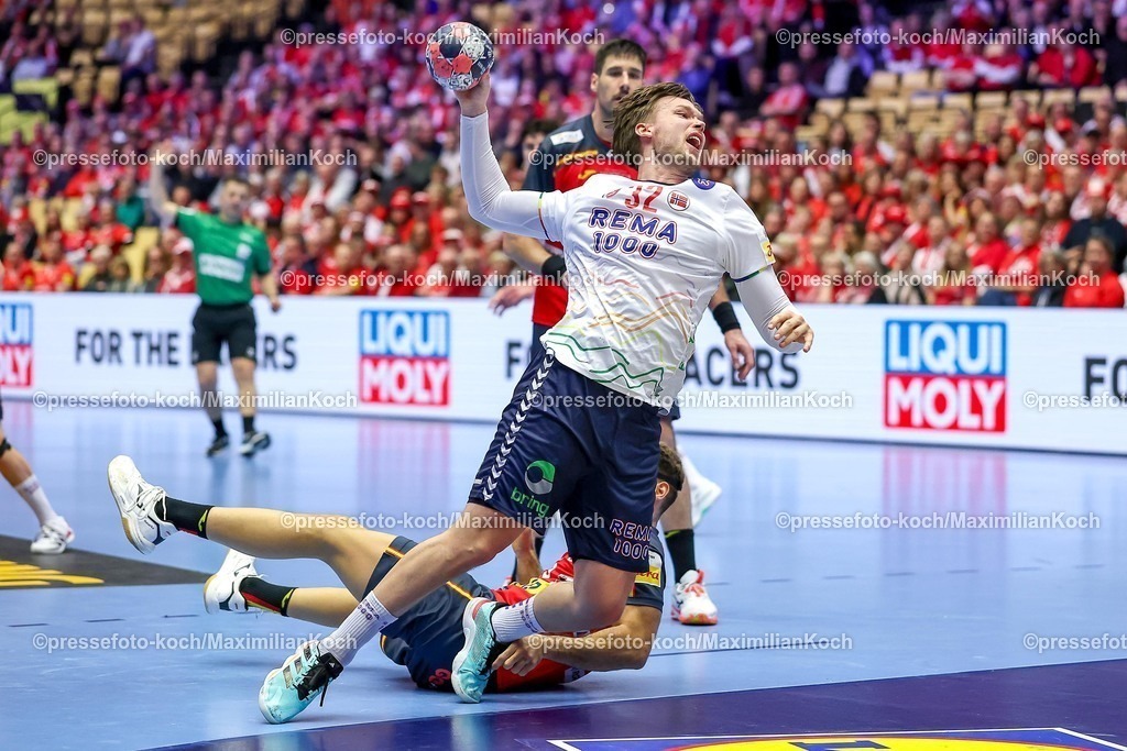 EHF22012602140 | 22.01.2026, Handball, Men's EHF EURO 2026, Spanien - Norwegen, Jyske Bank Boxen in Herning, Dänemark, Main Round:  Thomas Alfred Solstad (Norway #32) wirft auf das Tor