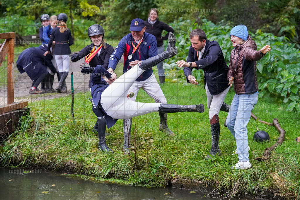 20221002-FAH09722 | Obberbayerische Meisterschaften Vielseitigkeit 2022, Schwäbische Meisterschaften Vielseitigkeit 2022, Mertingen, Schwaben, Bayern, Geländeturnier, Buschreiter, Turnierfotografen Bayern, Fotoagentur Herrmann,  Bayerische Meisterschaften VS Jun. / JR / Pony:, Turnierbilder, Pferdebilder, Turnierfotos, Pferdesortfotografie, Reitsportfotograf, Pferdeshooting