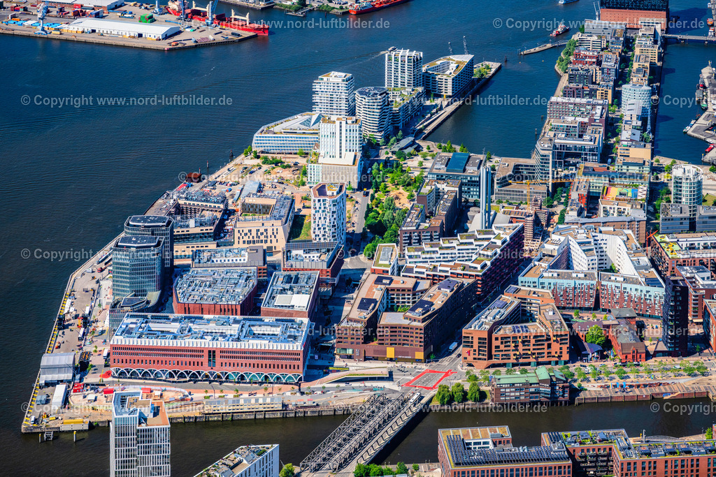 Hamburg_Westfield_Hafencity_ELS_0741200625 | HAMBURG 20.06.2025 Gebäudekomplexedes am Überseequartier am Chicagokai - Osakaallee im Bereich des ehemaligen Grasbrooks im Ortsteil Hafencity in Hamburg, Deutschland. Weiterführende Informationen bei: CHRISTIAN DE PORTZAMPARC,  Depenbrock Bau GmbH & Co. KG,  F + Z Baugesellschaft, Zweigniederlassung der Hecker Bau GmbH & Co. KG,  Stump-Franki Spezialtiefbau GmbH,  Unibail-Rodamco Germany GmbH,  Unibail-Rodamco ÜSQ Süd Quartiersmanagement GmbH. // Building complex at the Ueberseequartier on Chicagokai - Osakaallee in the area of the former Grasbrook in the Hafencity district of Hamburg, Germany. Further information at: CHRISTIAN DE PORTZAMPARC,  Depenbrock Bau GmbH & Co. KG,  F + Z Baugesellschaft, Zweigniederlassung der Hecker Bau GmbH & Co. KG,  Stump-Franki Spezialtiefbau GmbH,  Unibail-Rodamco Germany GmbH,  Unibail-Rodamco UeSQ Sued Quartiersmanagement GmbH. Foto: Martin Elsen
