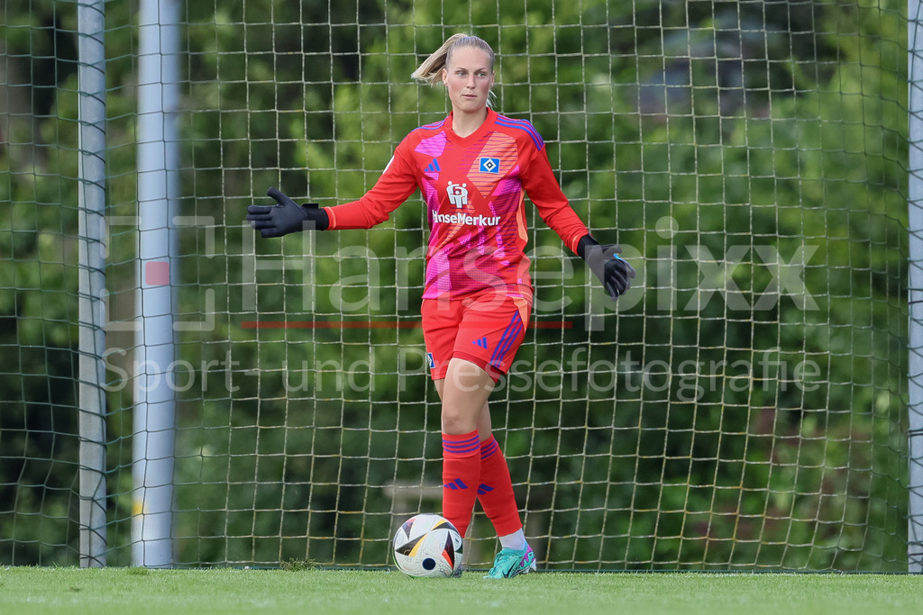 Fussball, Testspiel Frauen, Hamburger SV - SV Werder Bremen | v.li.: Inga Schuldt (Torhüterin, Torwart, Hamburger SV, 1) am Ball, Freisteller, Einzelbild, Ganzkörper, Aktion, Action, Spielszene, gibt Anweisungen, gestikuliert, mit den Armen gestikulieren