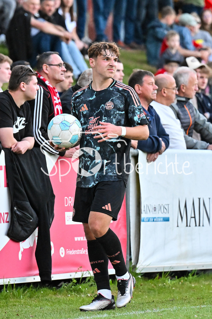 TSV Aubstadt - FC Bayern Amateure | Beim Einwurf mit Ball Max SCHOLZE (FC Bayern München II #2) / Einzelfoto / Freisteller / Regionalliga Bayern: TSV Aubstadt - FC Bayern Muenchen II, NGN-Arena am 23.04.2025