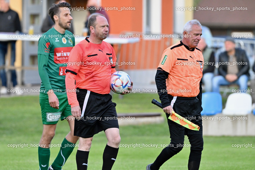 Dellach Gail vs. Rapid Lienz | Arno Weichsler Referee, Richard Ranner Referee, #5 Manuel Eder Rapid Lienz, Dellach Gail vs. Rapid Lienz, Dellach Gail vs. Rapid Lienz am 26.04.2024 in Dellach (Sportplatz Dellach Gail), Austria, (Photo by Bernd Stefan)