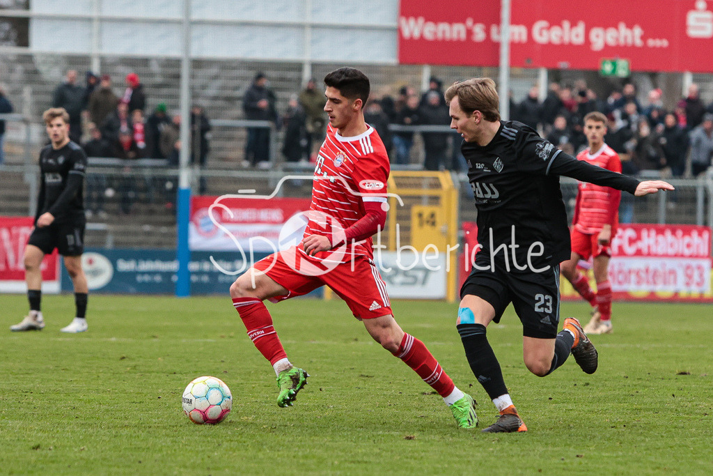 SV Vikoria Aschaffenburg - FC Bayern Amateure | Grant-Leon RANOS (FCB #22) im Duell mit Tom SCHULZ (SVVA #23)