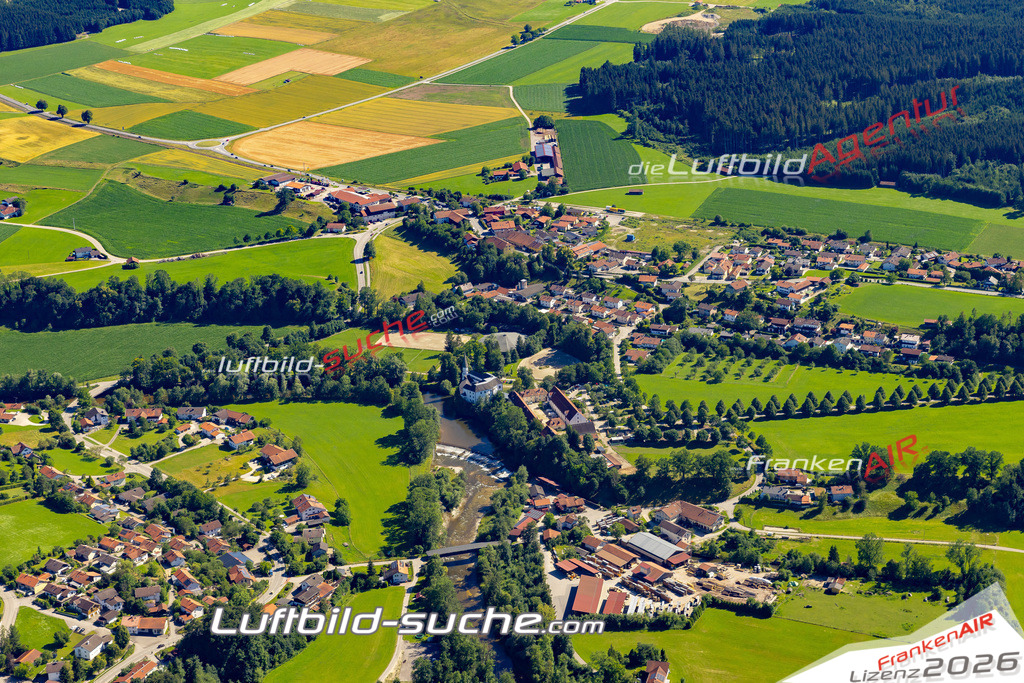 Aktuelles Luftbild von Traunwalchen Traunreut - Die Luftaufnahme wurde 2022 mittels UL-Flugzeug erstellt ( keine Drohne ) - hochauflösende Kamera-Systeme von  Canon -Beste Qualität - Für grossformatige Ausdrucke geeignet. Die Geschenkidee !