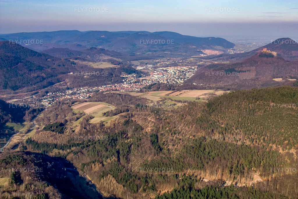 Luftbild: Ortsansicht aus Westen in Annweiler am Trifels im Bundesland Rheinland-Pfalz in Deutschland. Foto: IMG_17441.jpg vom 21.03.2009 durch Werner Riehm/FLY-FOTO.de