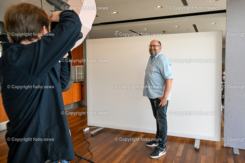 SOKO Linz Casting_ 06.05.2023-10 | 06.05.2023, Linz, Design Center, AUT, SOKO Linz Casting, im Bild Mario Ruhmanseder (Krone Redaktion Linz) mit dem Fotografen