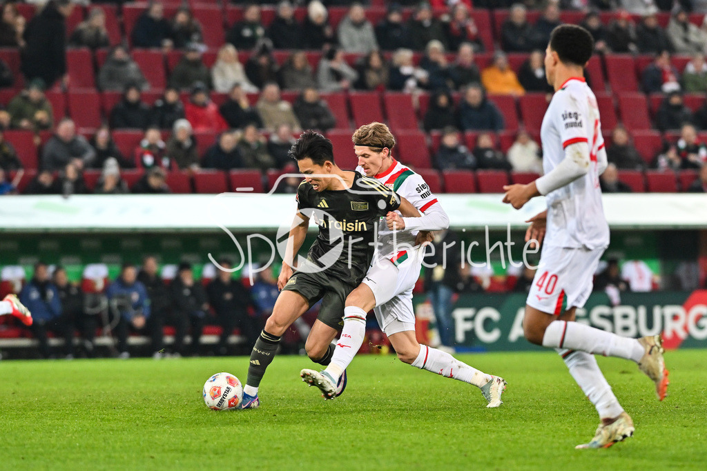 FC Augsburg - 1. FC Union Berlin | AUGSBURG, GERMANY - 15. JANUARY: im Duell Wooyeong JEONG (Union Berlin 11) und Kristijan JAKIC (FC Augsburg 17) während dem Bundesligamatch zwischen dem FC Augsburg und dem 1. FC Union Berlin am 17. Spieltag in der WWK-Arena / DFL REGULATIONS PROHIBIT ANY USE OF PHOTOGRAPHS AS IMAGE SEQUENCES AND/OR QUASI-VIDEO