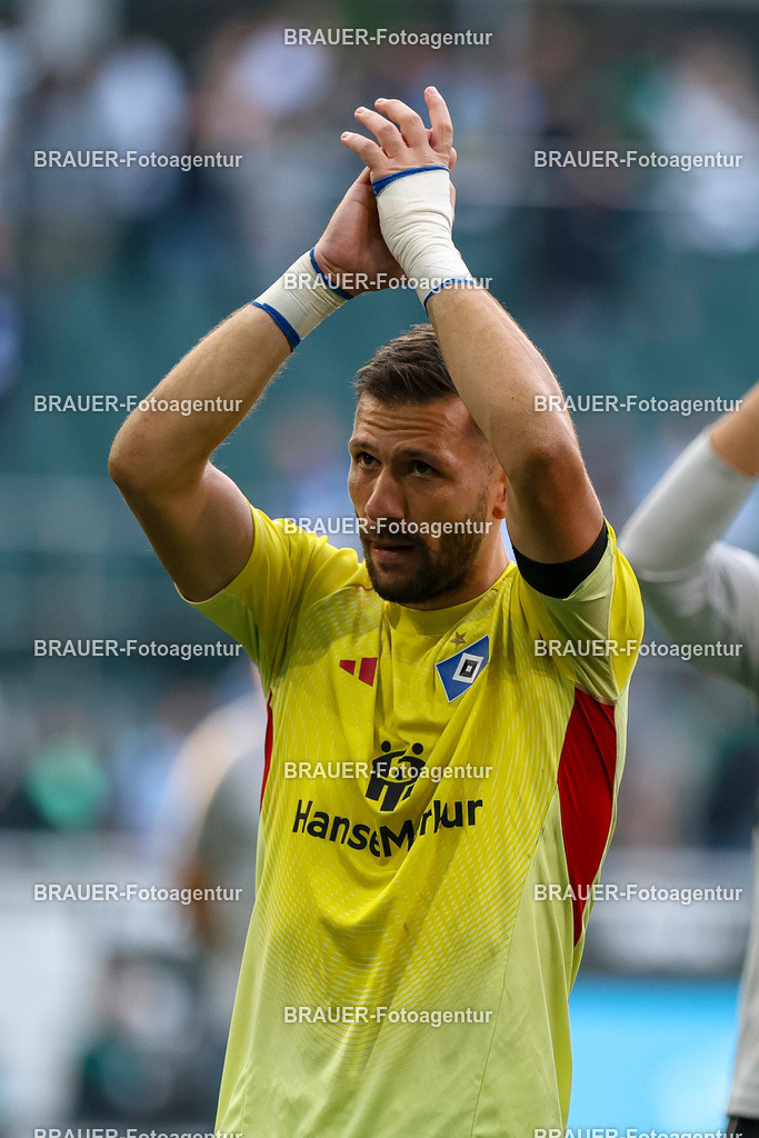 Borussia Mönchengladbach vs Hamburger SV - Bundesliga  | Mönchengladbach, Deutschland, 24.08.25:   Daniel Heuer Fernandes (Hamburger SV) gestikuliert, Gestik waehrend des Spiels der Bundesliga zwischen Borussia Mönchengladbach vs Hamburger SV im Stadion im Borussia Park(Foto von Brauer-Fotoagentur / Adrian Schlueter)