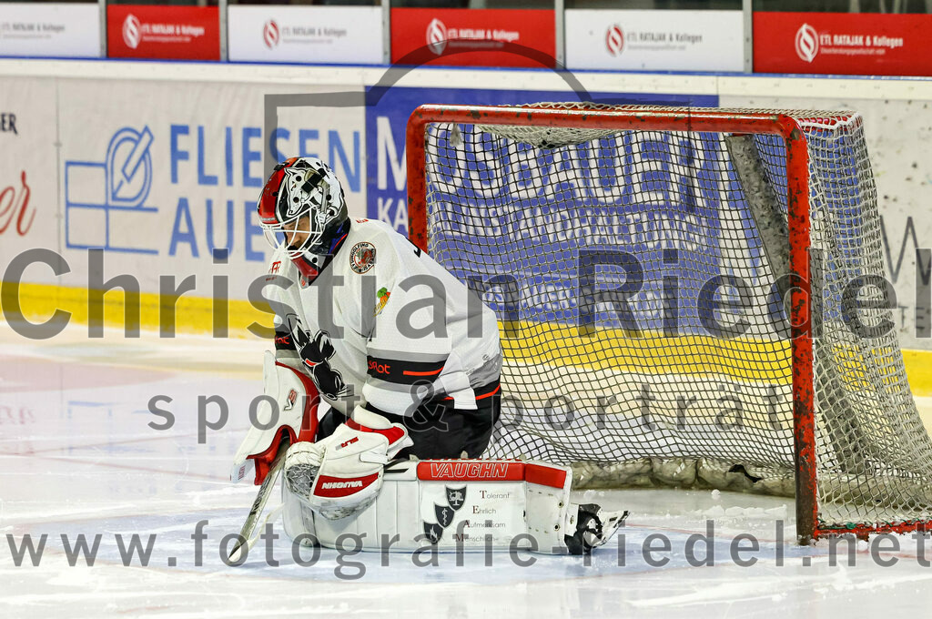 2022-09-30_085_TSV_Erding_gegen_EV_Dingolfing | Erding, Deutschland, 30.09.2022:
Eishockey, Bayernliga 2022 / 2023, Testspiel, TSV Erding gegen EV Dingolfing, Endergebnis: 3:4

Torwart Dennis Jedrus (EV Dingolfing, #1)

Foto: Christian Riedel / fotografie-riedel.net