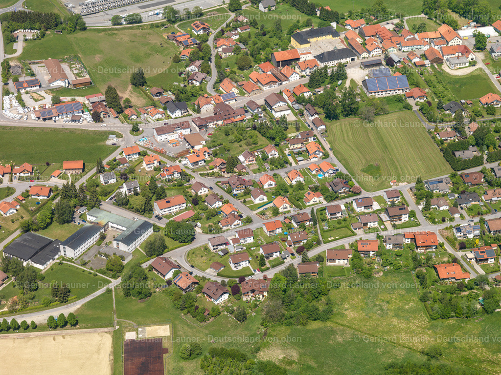 2724199 | JANDELSBRUNN 19.05.2007 Wohngebiet einer Einfamilienhaus- Siedlung  in Jandelsbrunn im Bundesland Bayern, Deutschland // Single-family residential area of settlement  in Jandelsbrunn in the state Bavaria, Germany Foto: Gerhard Launer