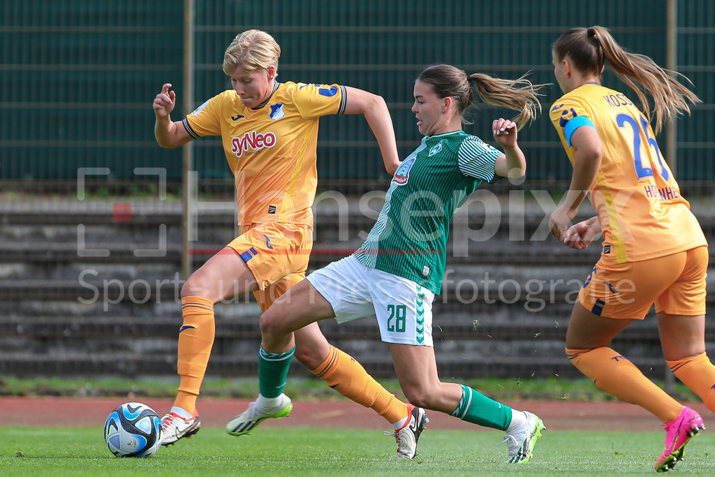 Fussball, Google Pixel Frauen-Bundesliga, SV Werder Bremen - TSG 1899 Hoffenheim | v.li.: Paulina Krumbiegel (TSG 1899 Hoffenheim, 8) und Juliane Wirtz (SV Werder Bremen, 28) im Zweikampf, Duell, Dynamik, Aktion, Action, Spielszene, DIE DFB-RICHTLINIEN UNTERSAGEN JEGLICHE NUTZUNG VON FOTOS ALS SEQUENZBILDER UND/ODER VIDEOÄHNLICHE FOTOSTRECKEN. DFB REGULATIONS PROHIBIT ANY USE OF PHOTOGRAPHS AS IMAGE SEQUENCES AND/OR QUASI-VIDEO.
