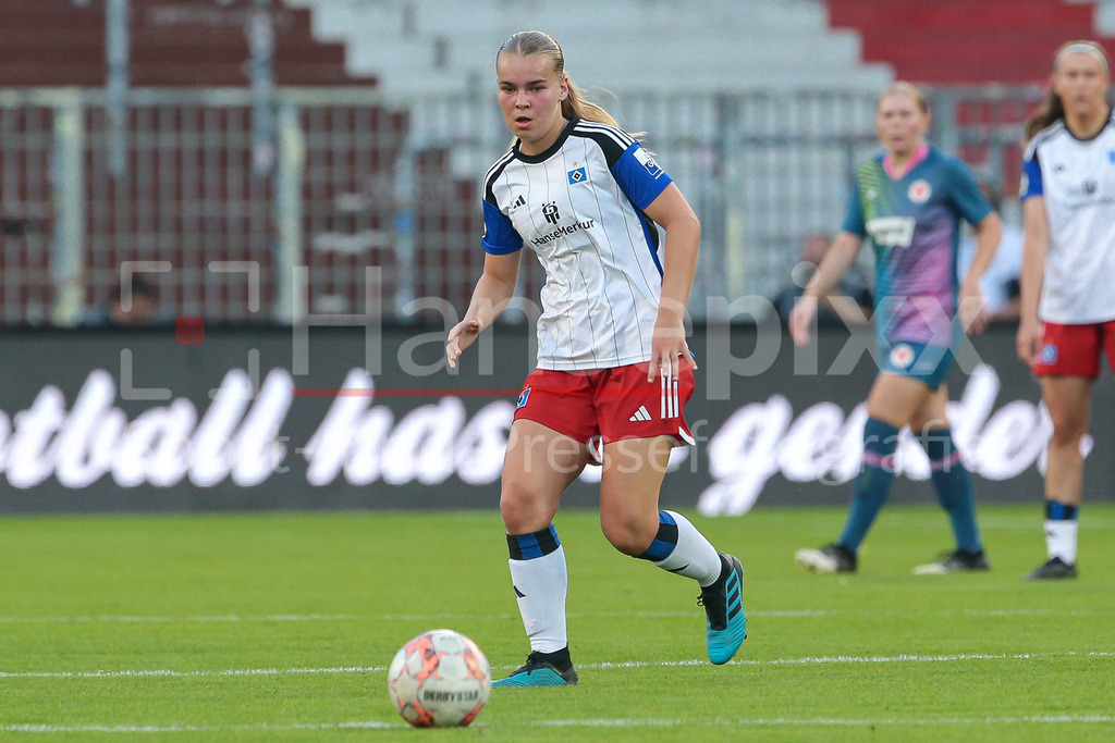 Fussball, DFB-Pokal Frauen, FC St. Pauli - Hamburger SV | v.li.: Svea Stoldt (Hamburger SV, 8) am Ball, Einzelbild, Ganzkörper, Aktion, Action, Spielszene, DIE DFB-RICHTLINIEN UNTERSAGEN JEGLICHE NUTZUNG VON FOTOS ALS SEQUENZBILDER UND/ODER VIDEOÄHNLICHE FOTOSTRECKEN. DFB REGULATIONS PROHIBIT ANY USE OF PHOTOGRAPHS AS IMAGE SEQUENCES AND/OR QUASI-VIDEO.
