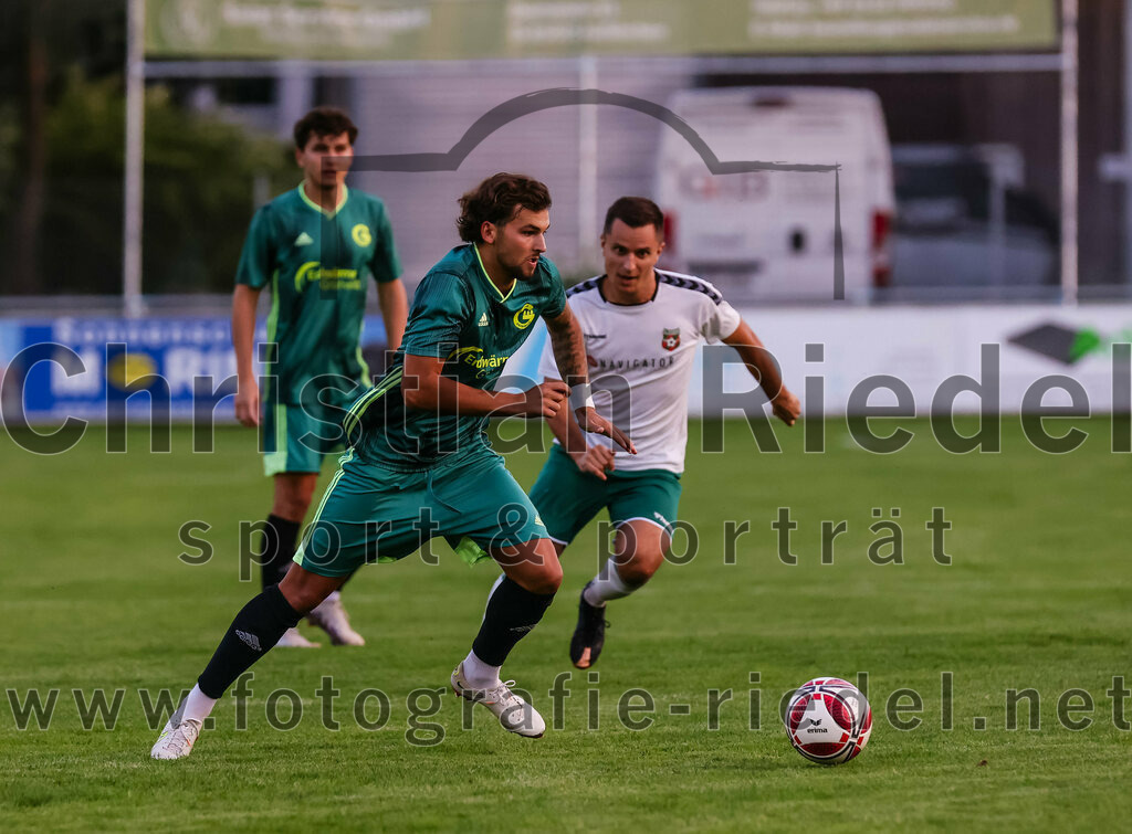 2023-09-01_013_FC_Schwaig_gegen_TSV_Gruenwald | Oberding, Deutschland, 01.09.2023:
Fußball, Landesliga Südost 2023 / 2024, 9. Spieltag, FC Schwaig gegen TSV Grünwald, Endergebnis: 3:1

David Halbich (TSV Grünwald, #10), Vincent Sommer (FC Schwaig, #10)

Foto: Christian Riedel / fotografie-riedel.net