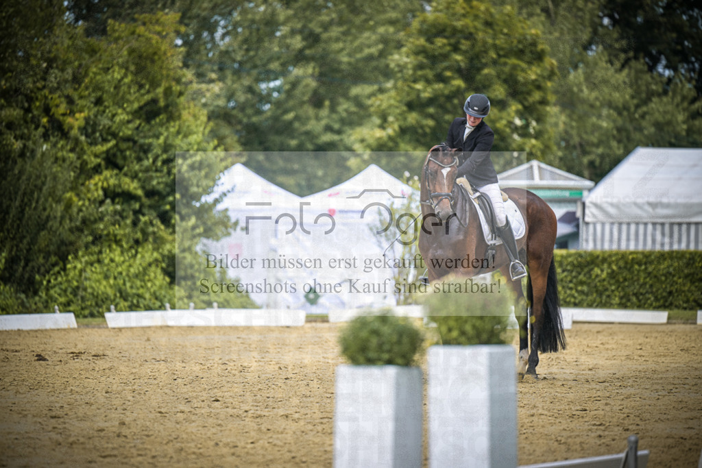 DOS_3304 | Entdecke hochwertige Reitturnierfotos von Foto Oger. Professionell, emotional und authentisch – jetzt Lieblingsmomente im Shop bestellen.Deutschlandweite Turnierfotografie. - Realisiert mit Pictrs.com