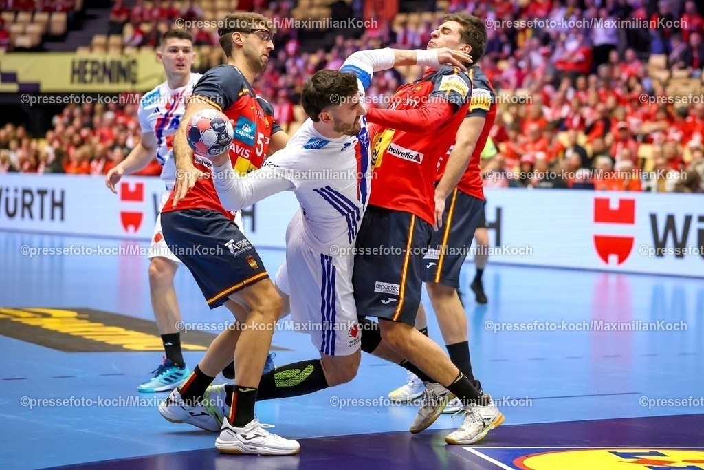 EHF26012602004 | 26.01.2026, Handball, Men's EHF EURO 2026, Frankreich - Spanien, Jyske Bank Boxen in Herning, Dänemark, Main Round:  Ludovic Fabregas (France #23) im Zweikampf gegen   Antonio Serradilla Cuenca (Espania #05)  Ian Barrufet Torrebejano (Espania #80)