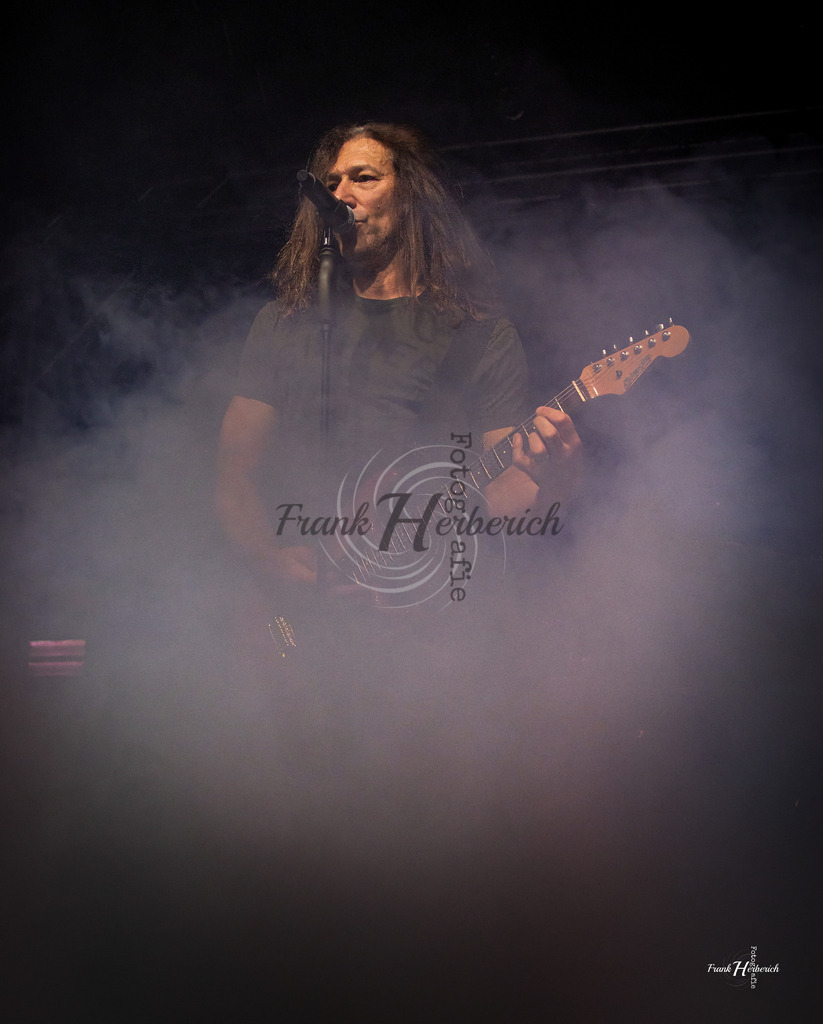 Justice Geiselwind 31.10.2025 | Frank Herberich Fotografie, Frank Herberich, Fotografie, Hochzeit, Portrait, St. Peter Ording, Ording, Westerhever, Nordsee, Frank Fotografie, Hardheim,  Odenwald,Walldürn, Band,Eventfotografie - Realisiert mit Pictrs.com