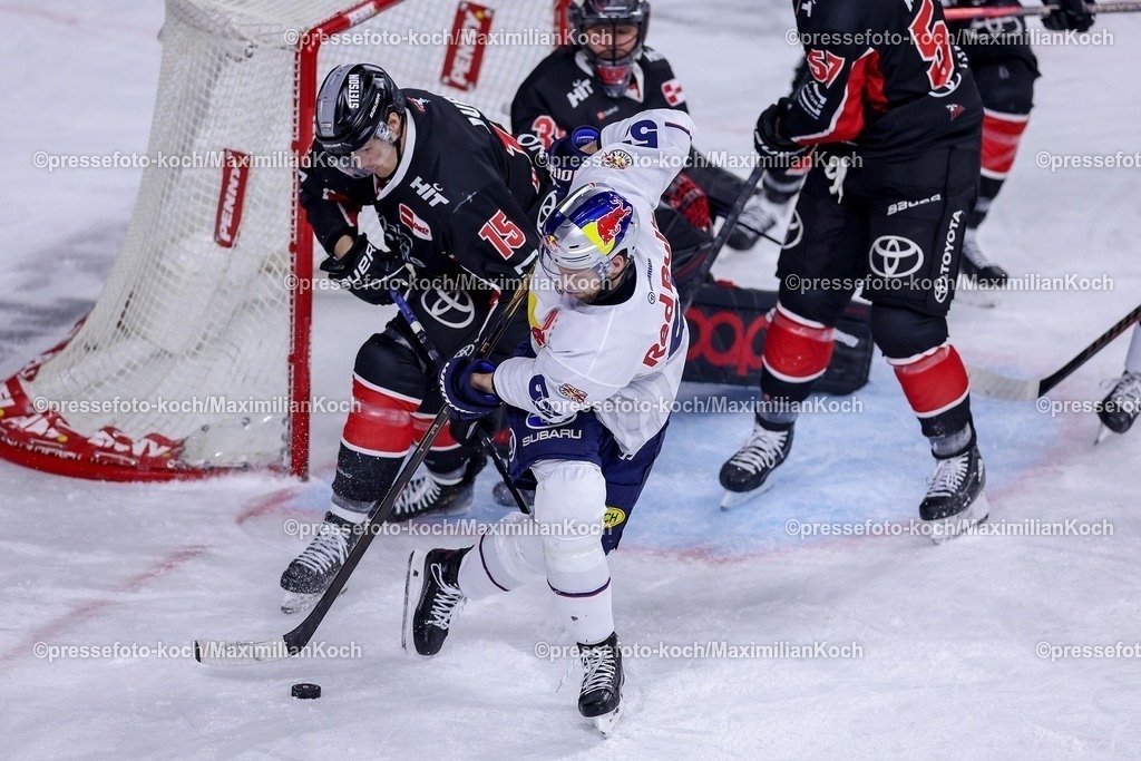 KEC28012501045 | 28.01.2025, Eishockey, DEL, Kölner Haie - EHC Red Bull München, Spieltag 41, Lanxess-Arena Köln: Louis-Marc Aubry (Kölner Haie #15) im Zweikampf gegen Patrick Hager (EHC München #52)
