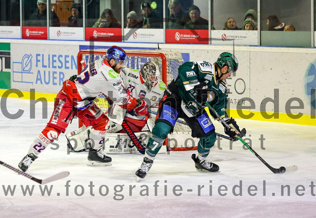 2026-01-18_127_TSV_Erding_gegen_Selber_Woelfe | Erding, Deutschland, 18.01.2026:Eishockey, Oberliga Süd 2025 / 2026, 38. Spieltag, TSV Erding gegen Selber Wölfe, Endergebnis: 2:3 n.V.Dominik Müller (Selber Wölfe, #22), Torwart Michel Weidekamp (Selber Wölfe, #27), Louis Trattner (Erding Gladiators, #7)Foto: Christian Riedel / fotografie-riedel.net