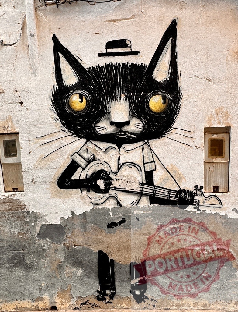 Black cat playing guitar street art mural | Black cat street art mural with hat playing guitar on weathered urban wall - Realized with Pictrs.com