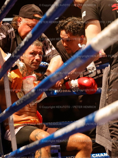 Internationale deutsche Meisterschaft (BDB) | 15.03.2025 Boxen Kampfabend Boxveranstaltung LIVE PROFIBOXEN 3B Promotions BDB Bund Deutscher Berufsboxer in der Böllenfalltorhalle Mittelgewicht internationale deutsche Meisterschaft zwischen Oluwole Jan Ciosek (Darmstadt / Deutschland) dritter Profiwettkampf und (Bildmitte) Sascha Apel (Frankfurt / Deutschland) (Foto: Peter Henrich) - Realisiert mit Pictrs.com