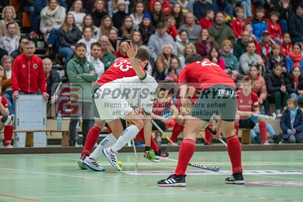 HK_20240114_108270 | 1. Bundesliga Herren Crefelder HTC - Uhlenhorst Mülheim am 14.1.2024 Halle Glockenspitz, Krefeld , Schröder Mika ( Crefelder HTC #33 ) , Robert Duckscheer ( Uhlenhorst Mülheim #16 )