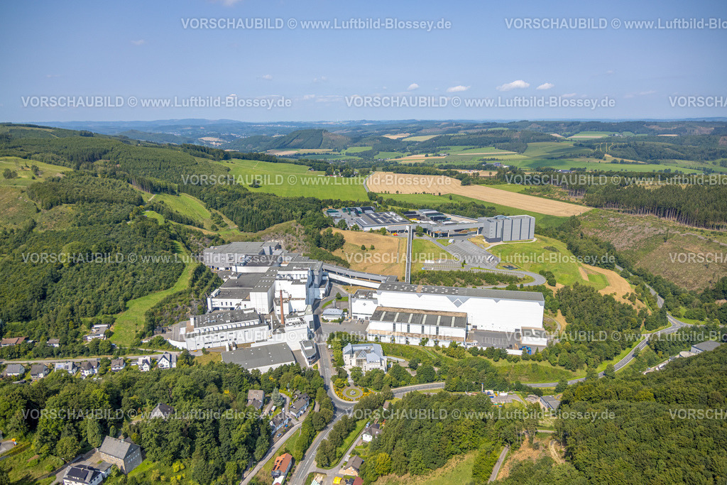 Meschede250807479 | Luftbild, Brauerei C. & A. VELTINS GmbH in malerischer Landschaft, Grevenstein, Meschede, Sauerland, Nordrhein-Westfalen, Deutschland