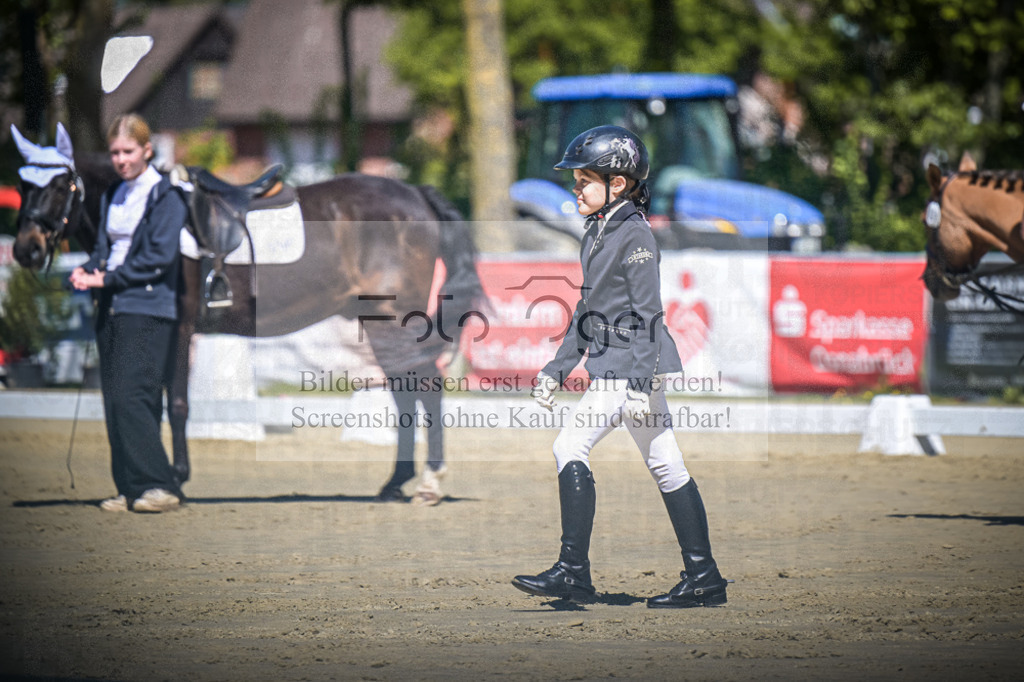 DOS_8090 | Entdecke hochwertige Reitturnierfotos von Foto Oger. Professionell, emotional und authentisch – jetzt Lieblingsmomente im Shop bestellen.Deutschlandweite Turnierfotografie. - Realisiert mit Pictrs.com