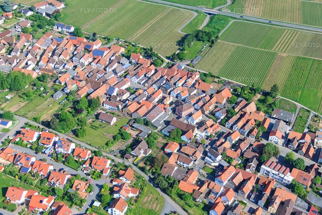 Luftbild: Dorfansicht aus Südosten im Ortsteil Wollmesheim in Landau im Bundesland Rheinland-Pfalz in Deutschland. Foto: IMG_27246.jpg vom 23.05.2010 durch Werner Riehm/FLY-FOTO.de