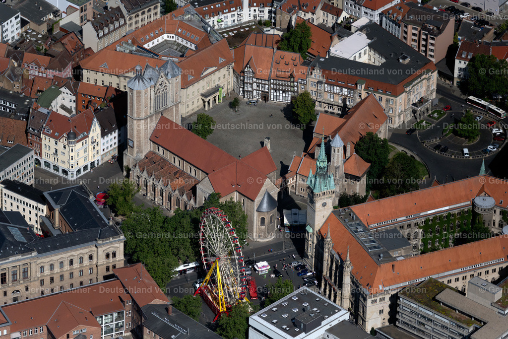 4035293 | BRAUNSCHWEIG 31.07.2020 Platz- Ensemble Burgplatz mit dem Museum Burg Dankwarderode und dem Braunschweiger Dom im Innenstadt- Zentrum in Braunschweig im Bundesland Niedersachsen, Deutschland. // Square- Ensemble Burgplatz with the museum Dankwarderode Castle and Braunschweig Cathedral in the city centre of Braunschweig in the federal state of Lower Saxony, Germany. Foto: Gerhard Launer