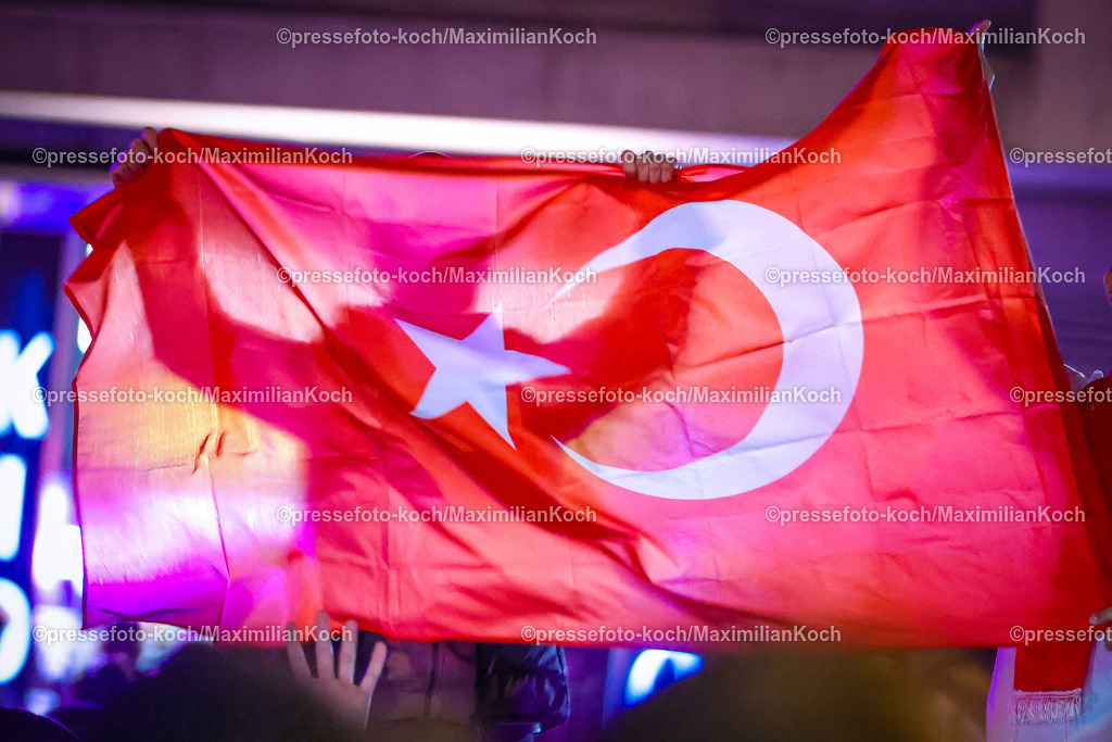 HHmx02072401036 | 02.07.2024, Hamburg, Tausende türkische Fans feiern nach dem Sieg der Türkei auf der hamburger Reeperbahn den Einzug ins Viertelfinale. Es werden jubelnd Rauchtöpfe, bengalos, Blinker, bengalisches Feuer und Feuerwerk gezündet. 