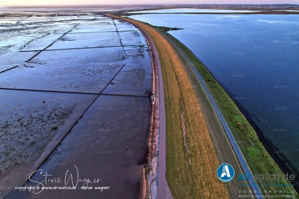 Nordsee, Nordfriesland, Beltringharderkoog, Luettmoorsee, Holmer Siel, Landgewinnung | Landgewinnung & Küstenschutz in Nordfriesland - Landgewinnung & Küstenschutz in Nordfriesland - Die große Flut von 1362, auch als 1. Mandränke bekannt, raubte Land, Menschen, ganze Dörfer und Kirchen. Übrig blieb eine Insel aus dem heutigen Pellworm und Nordstrand. Während Pellworm relativ schnell seine Deiche wieder schloss, wurde Nordstrand fast aufgegeben. - Erst 1652 begann die neue Landgewinnung, als die Einwohner Nordstrands begannen, die Insel zu erweitern und zu befestigen. Im 18. Jahrhundert wurden die Deiche erneuert und erweitert, um die Insel vor weiteren Überschwemmungen zu schützen.