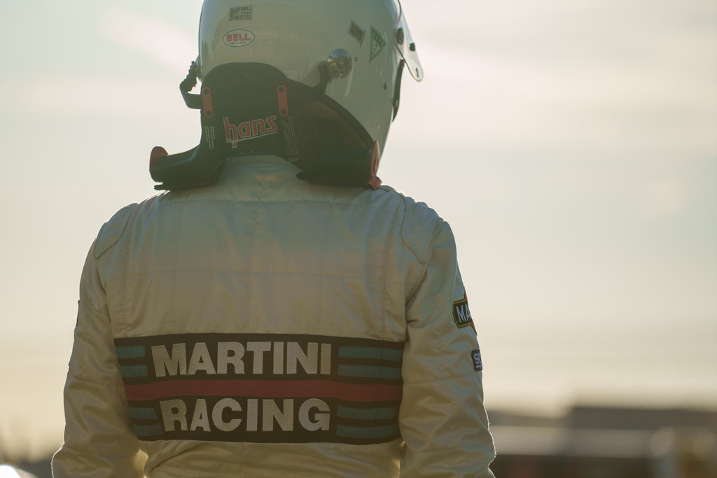 Belmot Oldtimer Grand Prix 2024 | 10.08.2024 Belmot Oldtimer Grand Prix 2024, Nürburgring,Deutschland, Bild: Martini Racing Overall kurz vor dem Start des Rennen 5/Abendrennen mit LeMans Start - Realisiert mit Pictrs.com