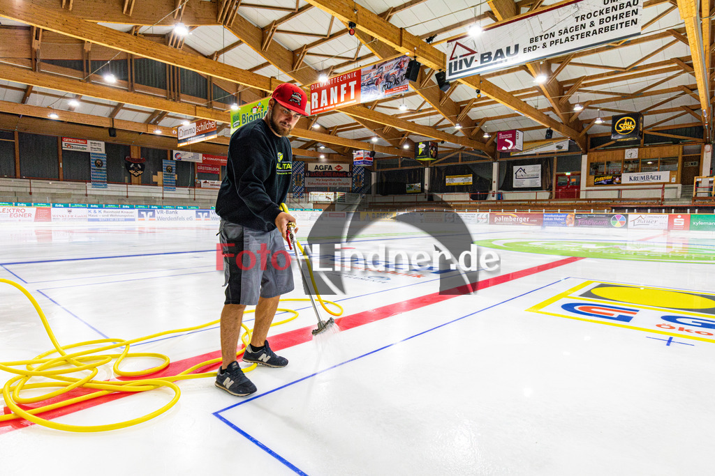 Eisaufbereitung 2024 | Eisaufbereitung Eisstadion Peißenberg, Eisaufbereitung 2024, 20240904,Tom Gerstenberger bei der Eisaufbereitung zum Saisonstart,2024-09-04 in Peißenberg (Eisstadion)Tom GerstenbergerCopyright: WolfgangxLindner 