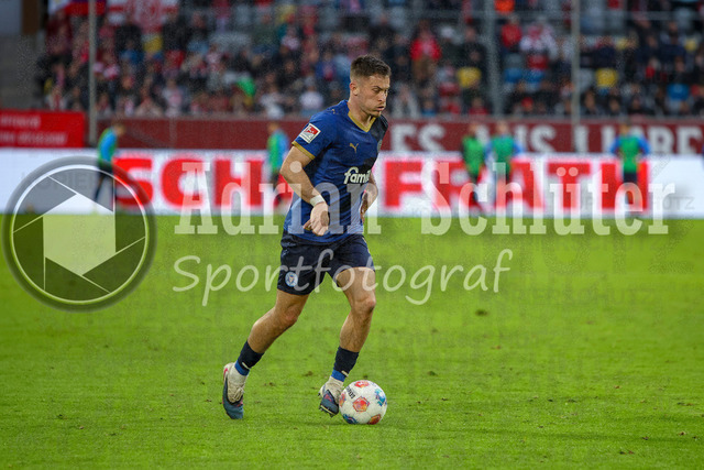 10.04.2026, GER, Fussball, Herren, 2. BL, Saison 2025/2026, Fortuna Düsseldorf - Holstein Kiel | Adrian Kapralik (Kiel) in Aktion am Ball, Einzelaktion 