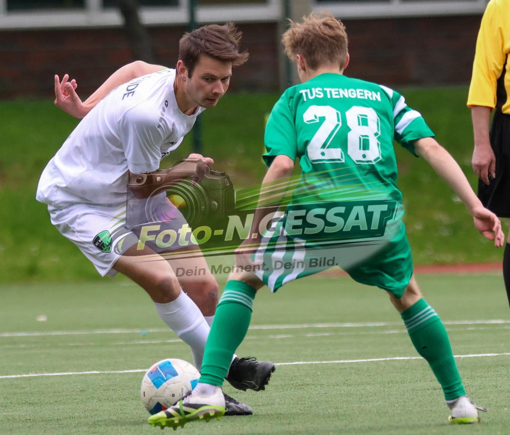 SC Bünde - TuS Tengern | Auf dem Bild zu sehen: weiß SC Bünde: Mario Siekmann ; grün TuS Tengern: Louis SelleSC Bünde, TuS Tengern, Saison 25/26, Bezirksliga, Hunnebrock, Deutschland - Realisiert mit Pictrs.com