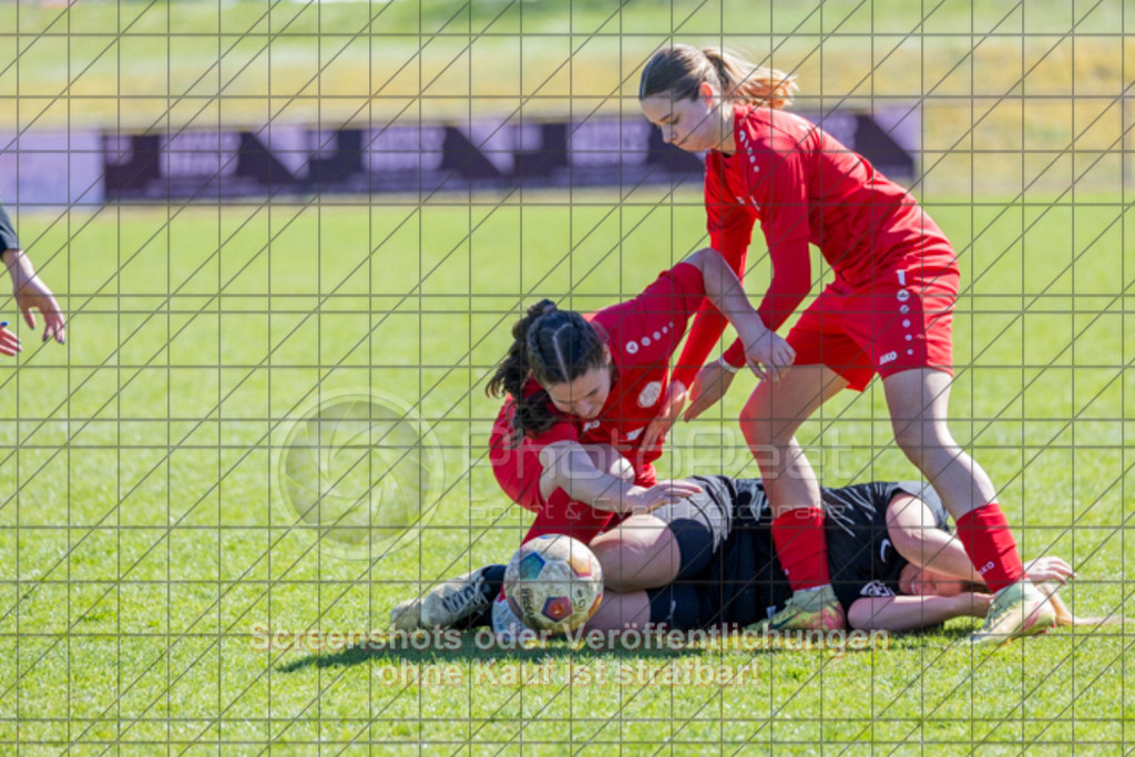 20250406_142405_0244 | #,1.FC Donzdorf (rot) vs. SV Jungingen (schwarz), Fussball, Frauen-Verbandsliga Württemberg, 16. Spieltag, Saison 2024/2025, Rasenplatz Lautertal Stadion, Süßener Straße 16, 73072 Donzdorf, 06.04.2025 - 13:00 Uhr,Foto: PhotoPeet-Sportfotografie/Peter Harich