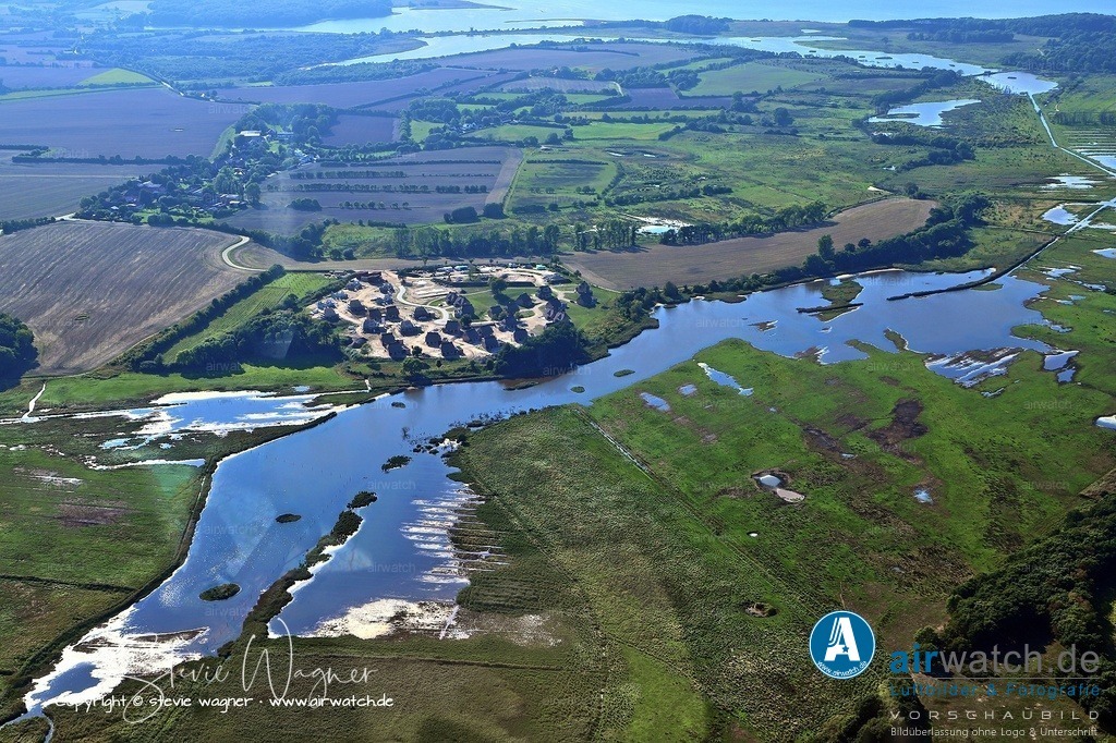 Geltinger Birk Luftbild - Die Geltinger Birk ist ein wichtiges Gebiet beim Vogelzug | Die Geltinger Birk ist ein wichtiges Gebiet beim Vogelzug und für die Brut von rund 200 Vogelarten, weshalb sie ein beliebtes Ziel für Ornithologen ist. Außerdem ist sie von botanischer Bedeutung, da sie das einzige große Vorkommen der Weichen Rose (Rosa mollis) in Deutschland beherbergt und seltene Pflanzen wie den Echten Meerkohl (Crambe maritima) und die Stranddistel (Eryngium maritimum) aufweist.