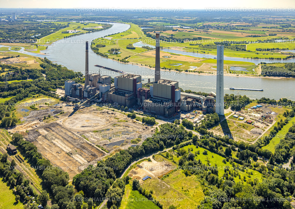 Voerde240802729 | Luftbild, Kraftwerk Voerde am Fluss Rhein, drei Schornsteine, stillgelegtes Steinkohlekraftwerk, links die neue Emschermündung und gegenüber das Rheinvorland im Orsoyer Rheinbogen Landschaftsschutzgebiet LSG, Möllen, Voerde, Ruhrgebiet, Niederrhein, Nordrhein-Westfalen, Deutschland