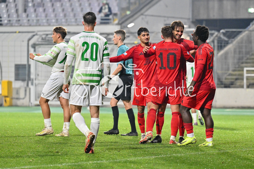 FC Bayern Amateure - SpVgg Greuther Fürth II | Jubel nach dem Treffer zum 3-0 druch Luca DENK (FC Bayern München II #6) / Freude / happy / Tor / torschuezte / Regionalliga Bayern: FC Bayern Muenchen II - SpVgg Greuther Fuerth II, Gruenwalder Stadion am am 29.10.2024
