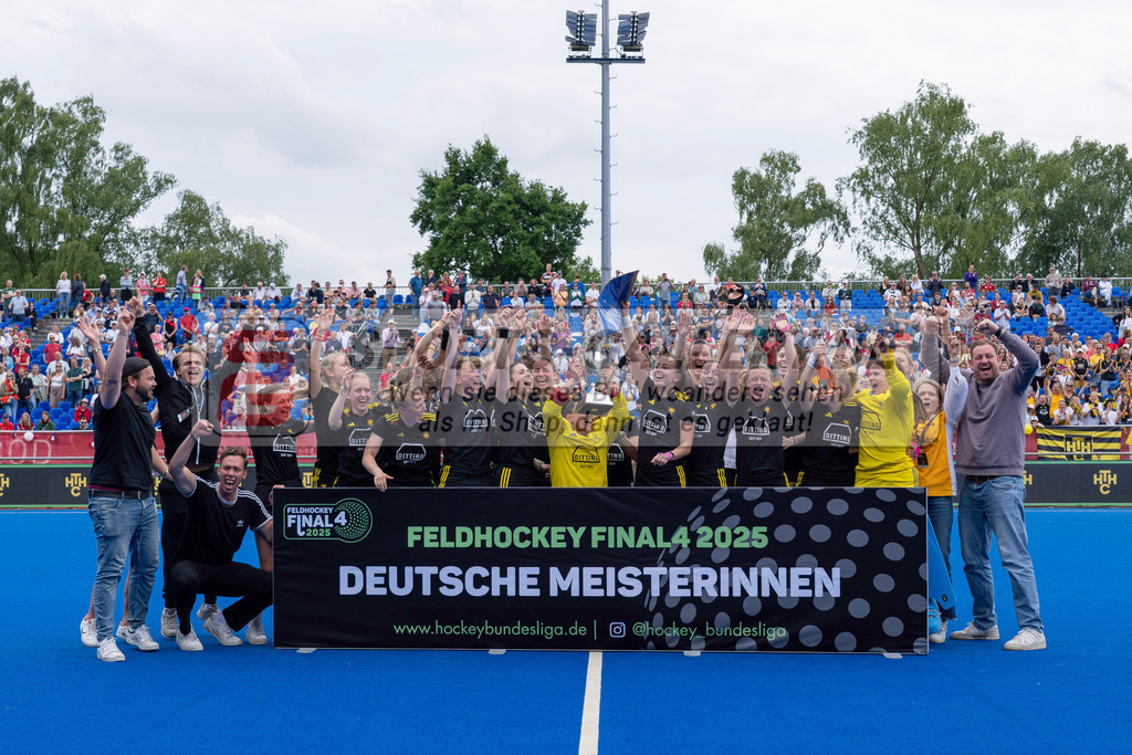 Final4_20250601-1219-HK108401 | Krefeld, Deutschland, 01.06.2025:  Feldhockey Final4 2025 – „Deutsche Feldhockey-Meisterschaften 2025“ Harvestehuder HTC - Düsseldorfer HC (Finale Damen) im Gerd-Wellen-Hockeyanlage am 01.06.2025 in Krefeld, Deutschland. (Foto von Kramhöller/Fehrmann/Kaste)Krefeld, Germany, 01.06.2025: Feldhockey Final4 2025 – „Deutsche Feldhockey-Meisterschaften 2025“ Harvestehuder HTC - Düsseldorfer HC (Finale Damen) in Gerd-Wellen-Hockeyanlage at 01.06.2025 in Krefeld, Deutschland. (Foto from Kramhöller/Fehrmann/Kaste)