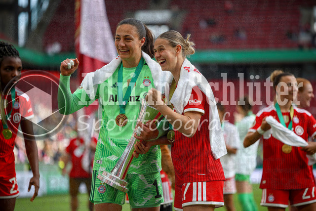 14.05.2026, GER, Fussball, Frauen, DFB-Pokal, Finale, Saison 2025/2026, VfL Wolfsburg - FC Bayern München | Maria Luisa Grohs (Bayern) und Klara Bühl (Bayern) nach dem Sieg des DFB Pokal mit Medaille und Pokal
